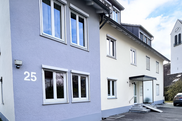 Hauseingang rechts mit wenigen Stufen