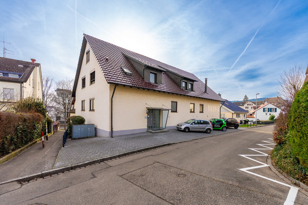 Hauseingang und Stellplatz 