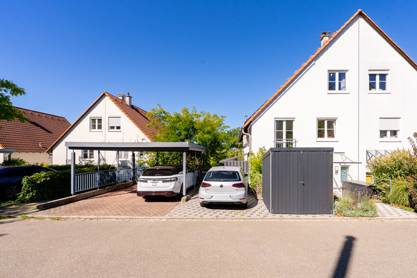 Carport und Stellplatz