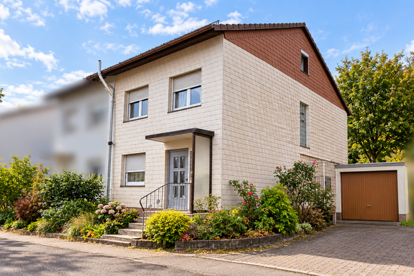 Hausansicht mit Garage